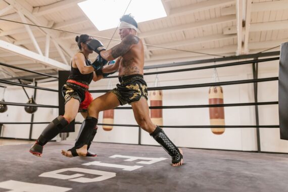 To Muay Thai-udøvere træner kontrollerede teknikker i en boksering