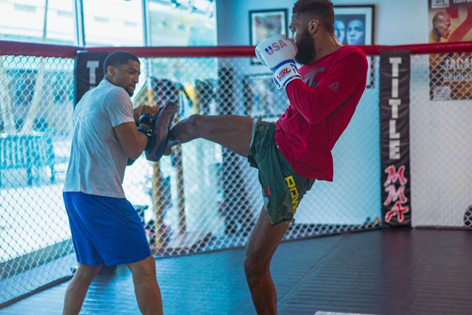 To udøvere træner et kontrolleret Muay Thai-spark i en kampsportsring